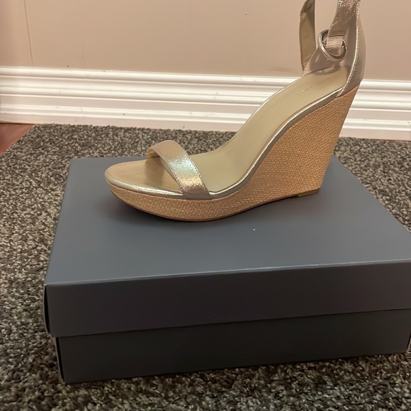 Ann Taylor Gold leather metallic Francesca wedge Shoes - Picture 2 of 3